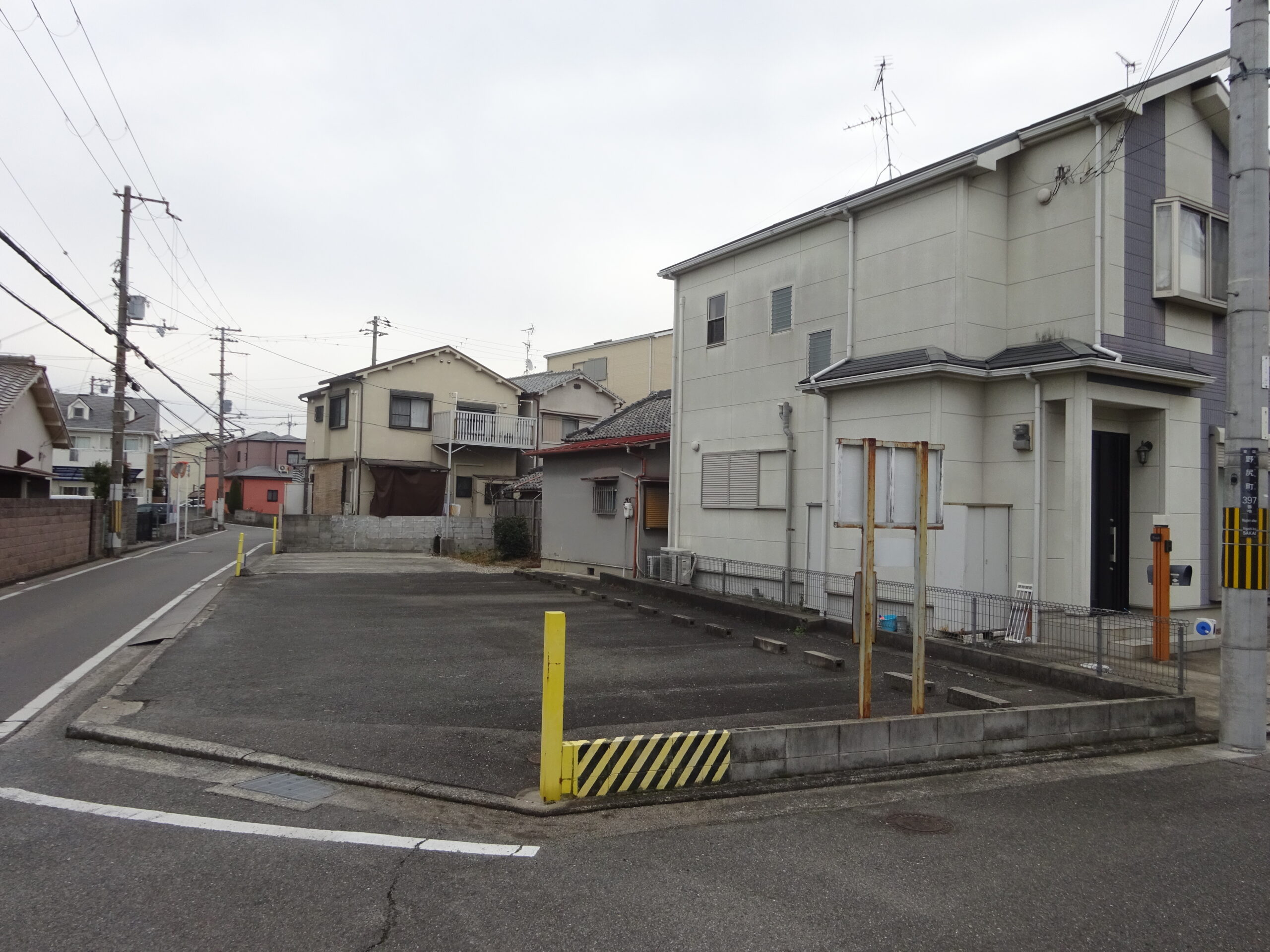 月極駐車場　アスファルト斫り⇒解体更地